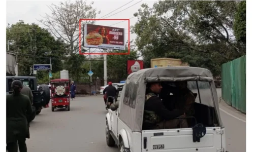 KFC burger unipole above urban street ACME Advertising Co., top unipole companies in Jammu and Kashmir, drives retail campaign visibility.