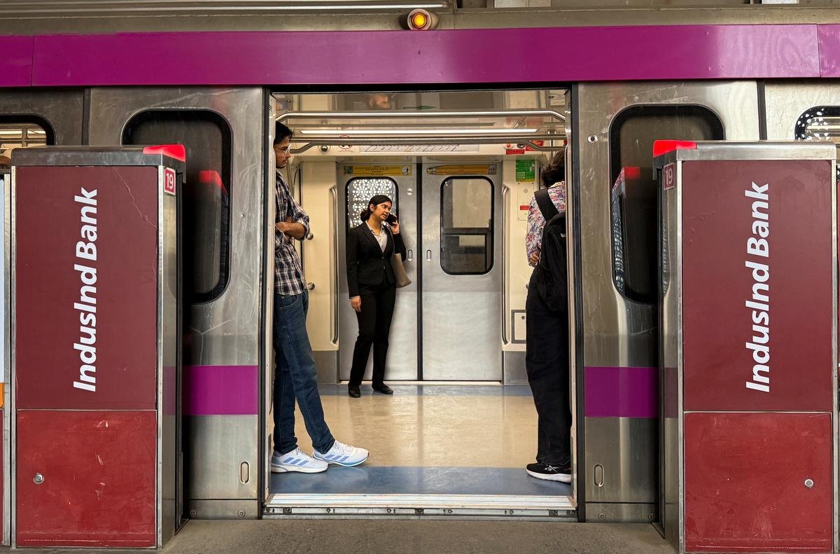 Metro Train Advertising In Botanical Garden, Delhi - 