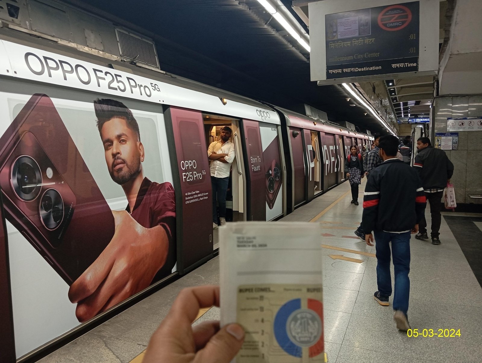Metro Wrap Advertising in Kidwai Nagar Metro Station, UP - 