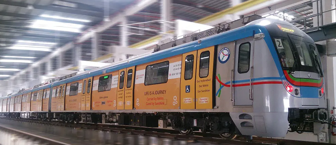 Metro train exterior advertising in Rajiv Chowk - 
