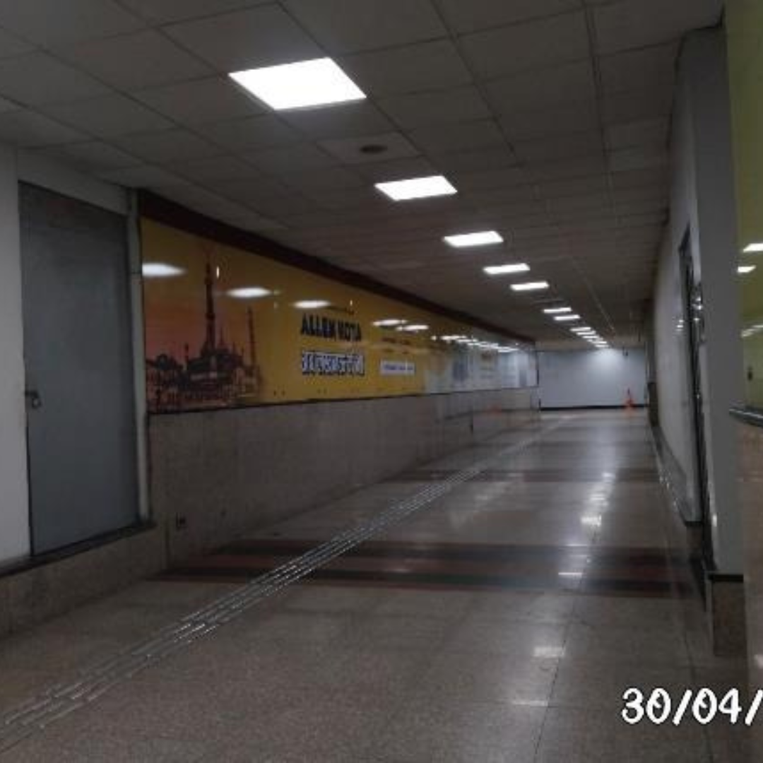 Metro Advertising In Hazratganj Market, Lucknow - 